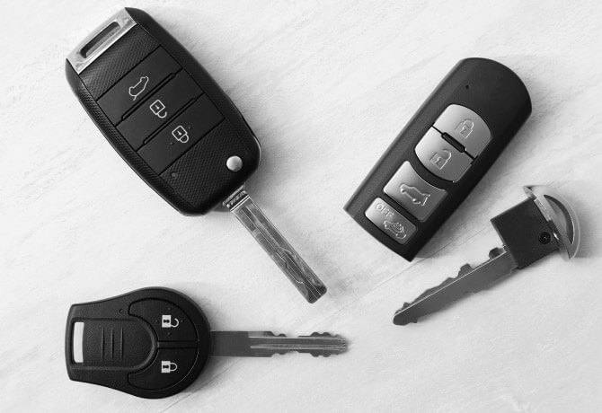 車の鍵を紛失したときは、車を購入した販売店に相談するだけでなく、当店のような鍵の専門店でも対応が可能な場合がございます