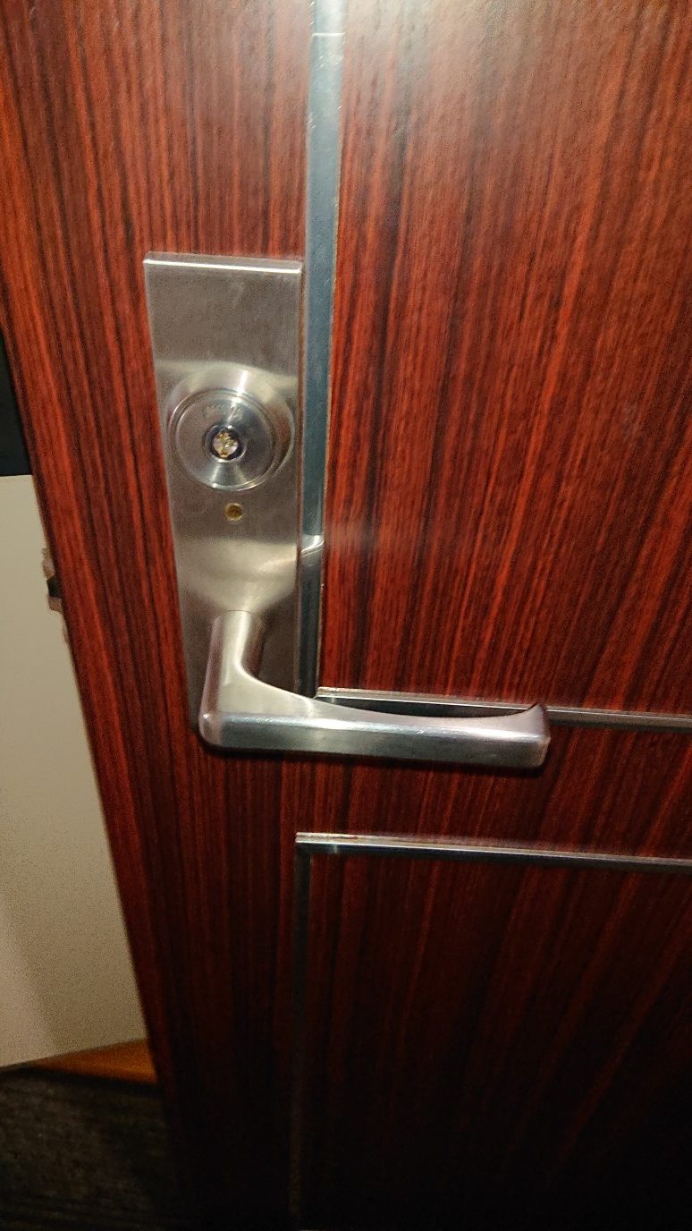 扉を閉めると自動ロックされるホテル錠です。