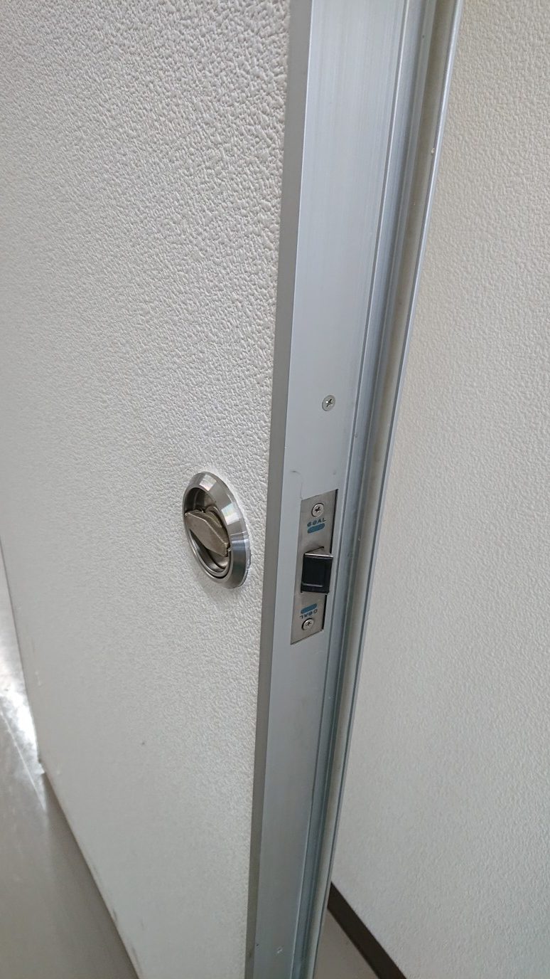 パーテーションドアですがドアの厚みが結構あります。