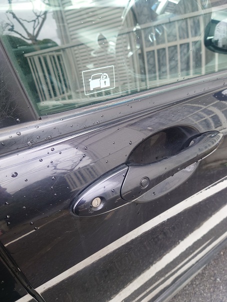 運転席窓に南京錠マーク