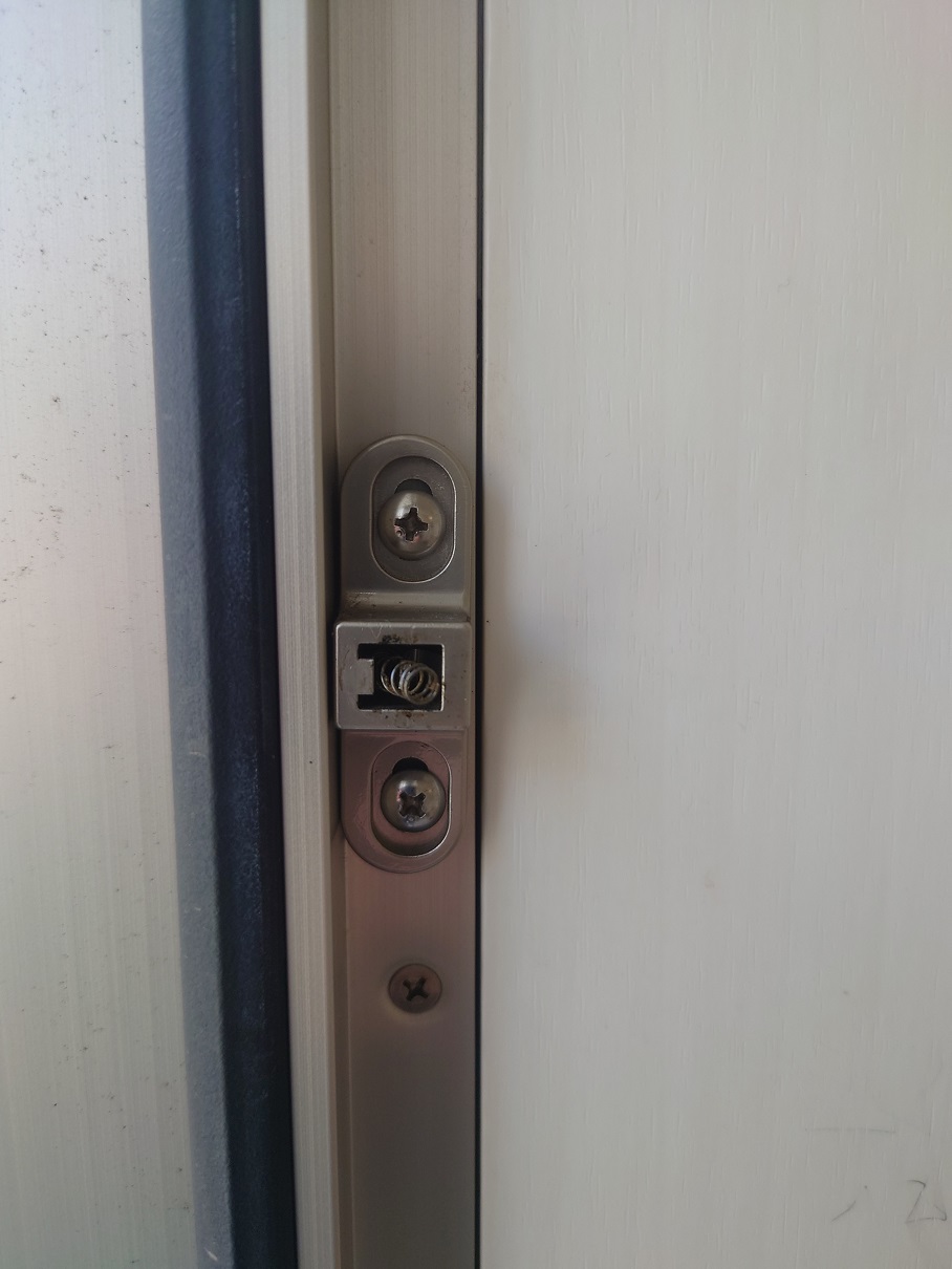 真ん中の突起が取れてしまってます。